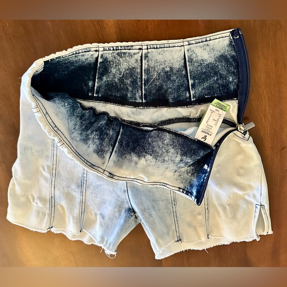 FREDDY WR.UP® SNUG Jeans Limited Edition High Waisted Shorts -- Women's Size M